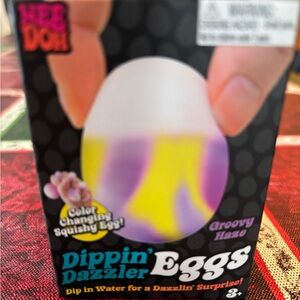 Dippin' Dazzler Eggs Groovy Haze Color-Changing Egg (Purple & Yellow)